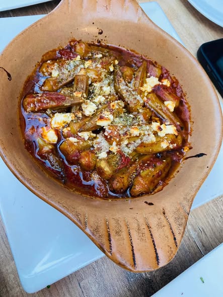 Okra in Tomatensoße mit Feta