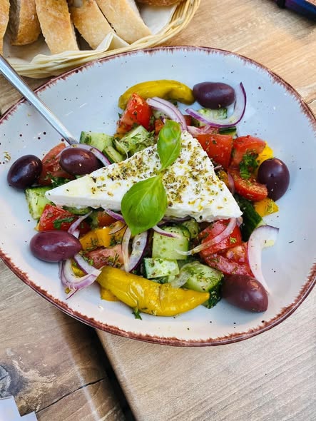 Griechischer Salat mit Feta & Oliven