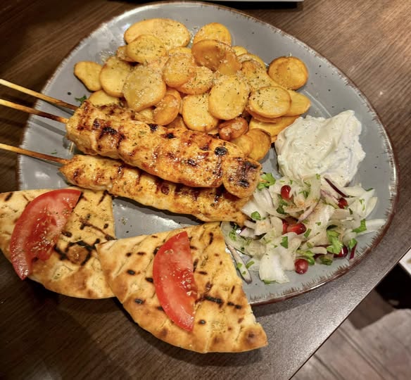 Souvlaki-Teller mit Bratkartoffeln & Tsatsiki